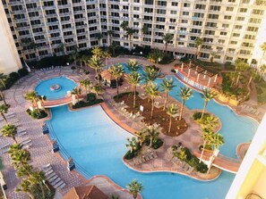 Innendørsbasseng og et oppvarmet basseng