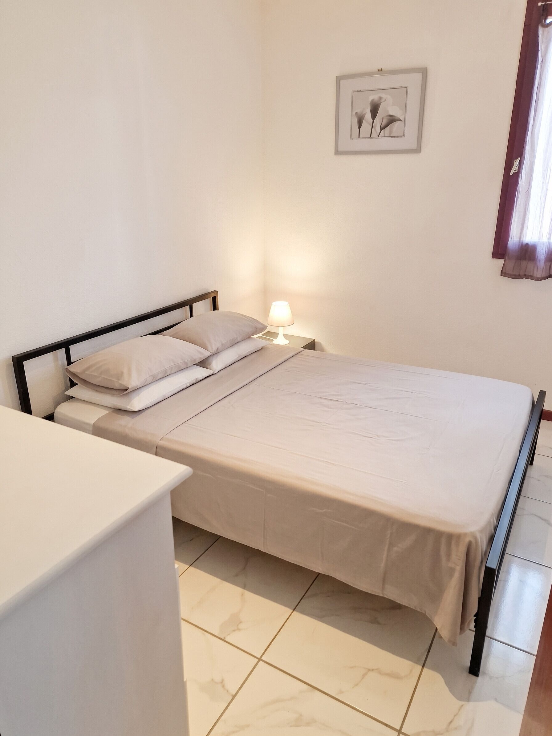 1 chambre, fer et planche à repasser, accès au Wi-Fi (inclus)