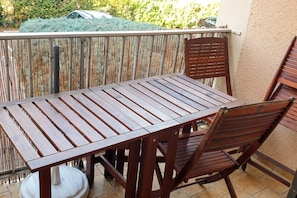 Outdoor dining - Homerez - Flat in Gruissan, shared pool (Gruissan)