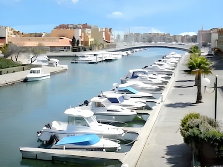 Marina. Homerez - Flat in Gruissan, shared pool