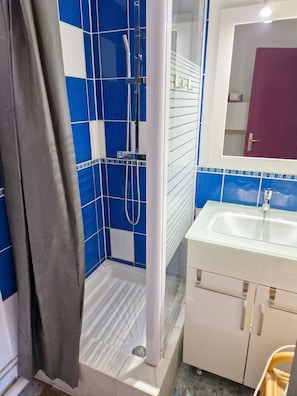 Shower - Homerez - Flat in Gruissan, shared pool (Gruissan)