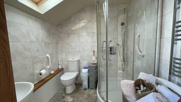 Shower, pengering rambut, dan handuk