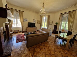 Smart-tv en een tafeltennistafel