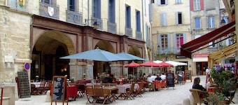  Spacious, air-conditioned 8-person gîte with swimming pool, between history, nature and the sea