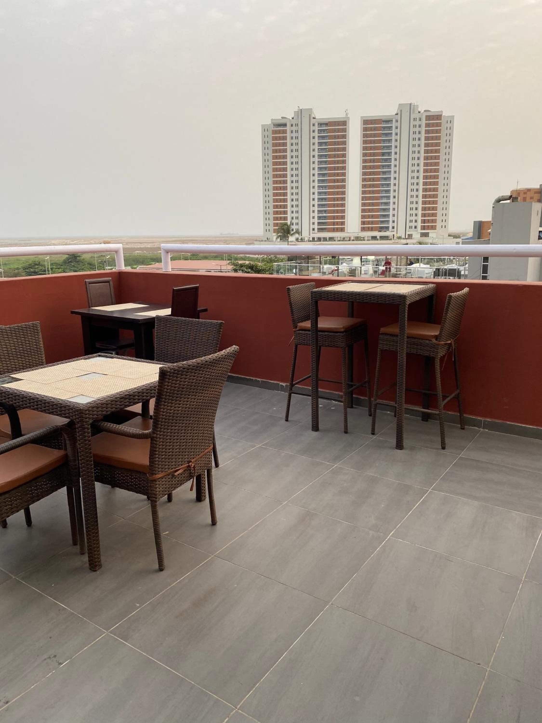 Frokost, lunsj og middag serveres, lokale og internasjonale retter 