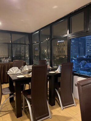 Breakfast, lunch, dinner served; local and international cuisine - Posh Hotel And Suites (Lagos)