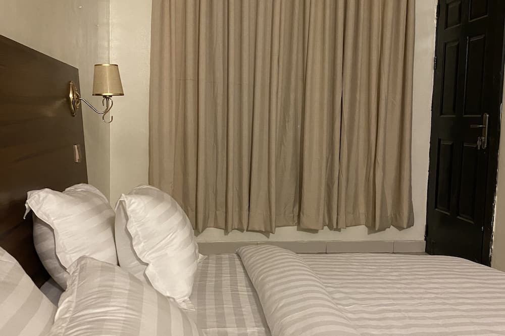 Posh Hotel And Suites