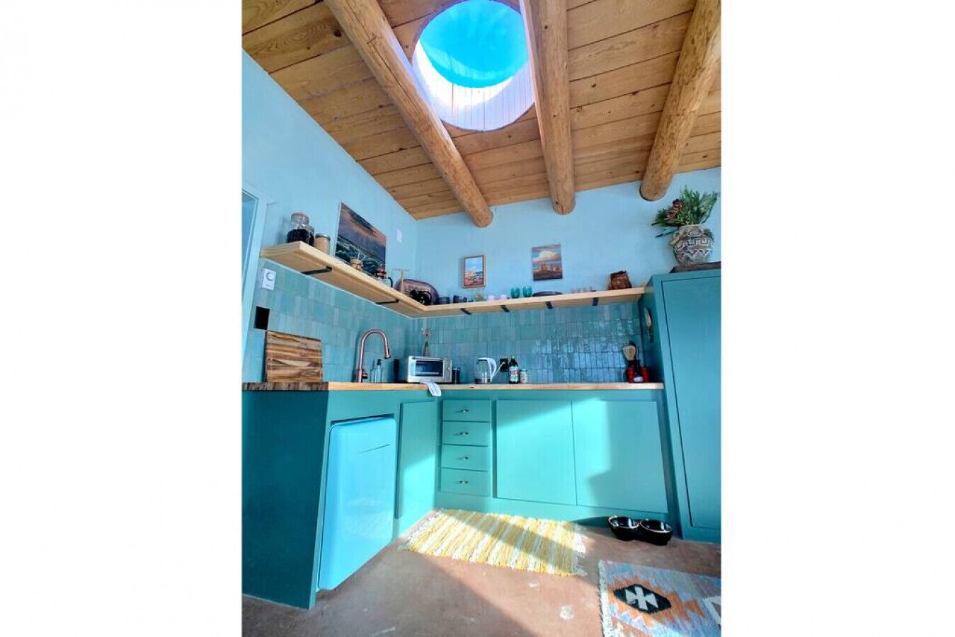 Jääkaappi, liesi, kahvin-/teenkeitin, leivänpaahdin