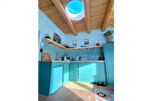 Refrigerador, parrilla de estufa, cafetera y tetera y tostadora 