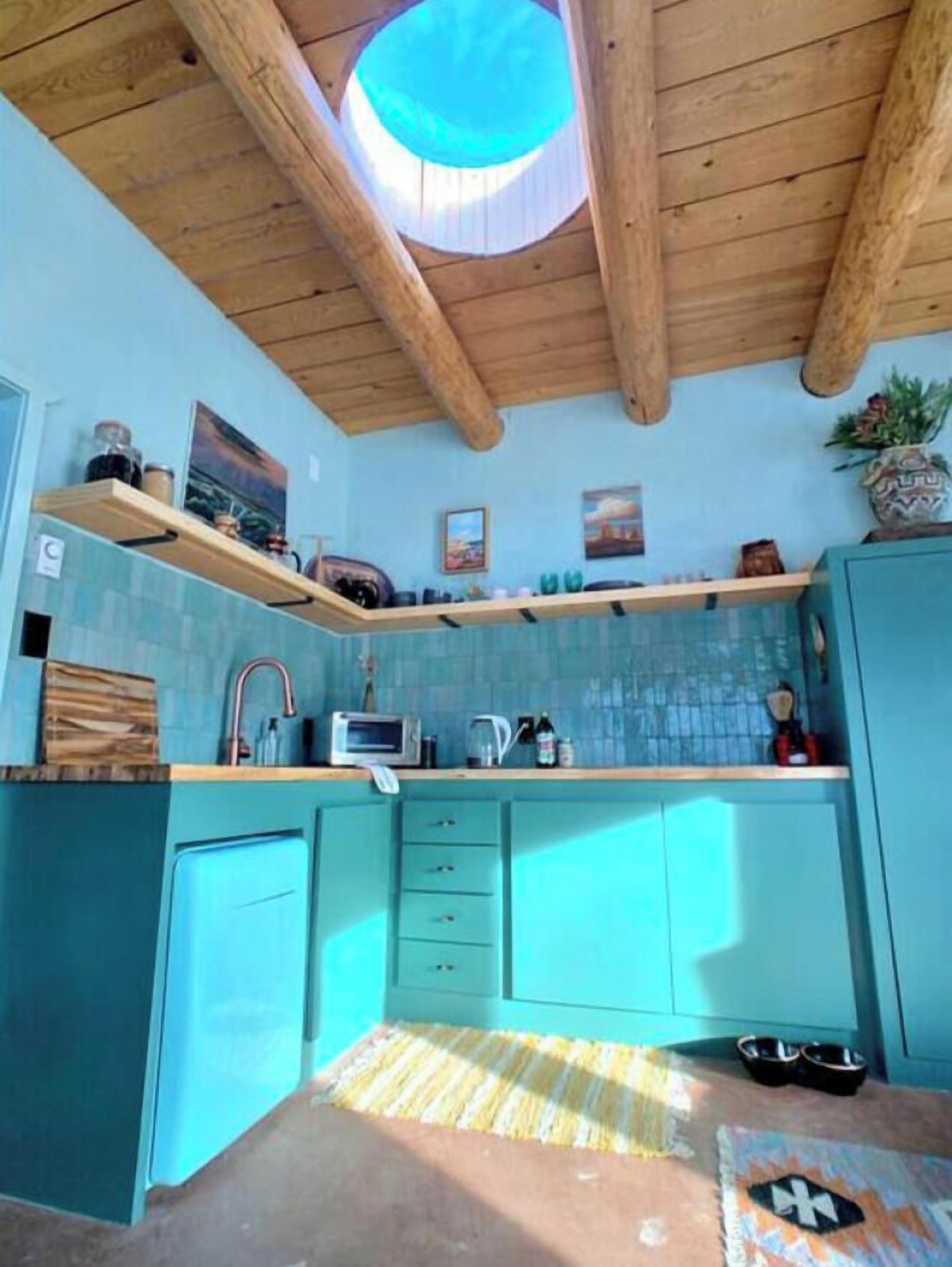 冷蔵庫、コンロ、コーヒー / ティーメーカー、トースター