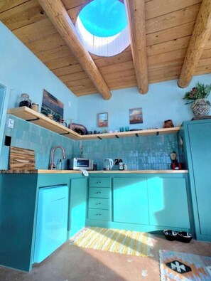 ثلاجة، موقد طهي مسطح، ماكينة لصنع القهوة/الشاي، محمصة خبز