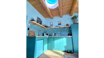 Fridge, stovetop, coffee/tea maker, toaster