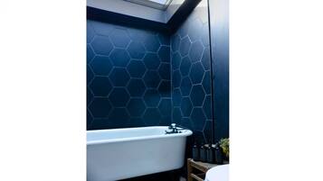 SĂšche-cheveux, serviettes fournies, savon, papier toilette