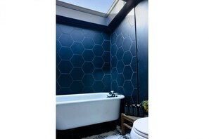 Secadora de cabello, toallas, jabón, papel de baño 