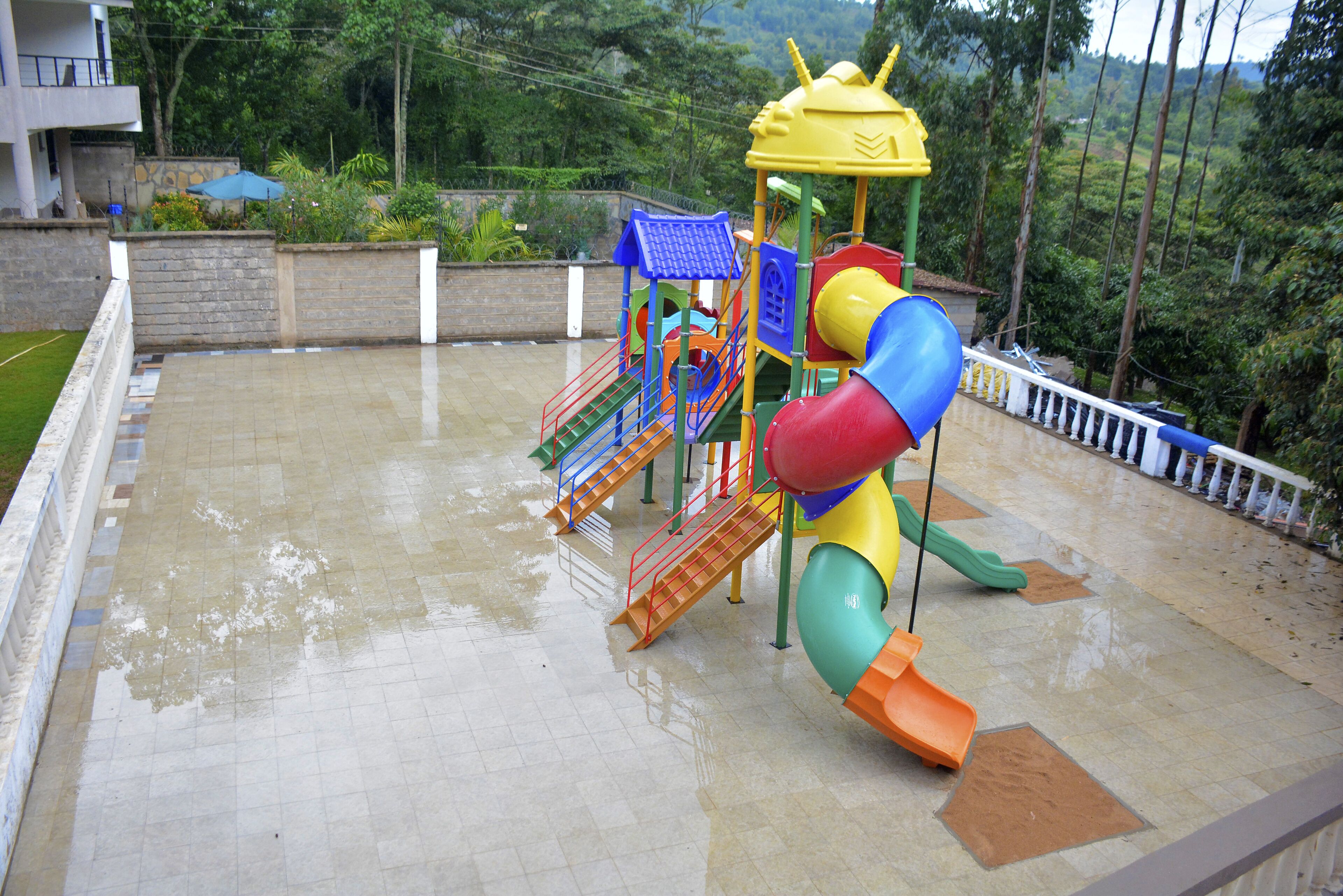 Un parque infantil con toboganes y estructuras para escalar.