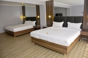 Hochwertige Bettwaren, Daunenbettdecken, Zimmersafe, Schreibtisch