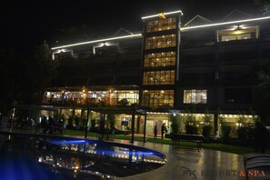 Fassade der Unterkunft – Abend/Nacht