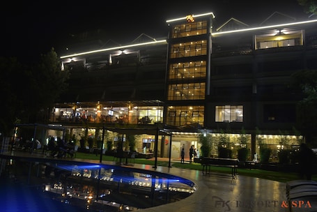 Vista frontal de la propiedad por la tarde o noche. FK Resort & Spa