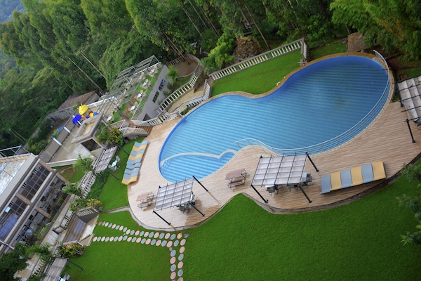 Una piscina al aire libre