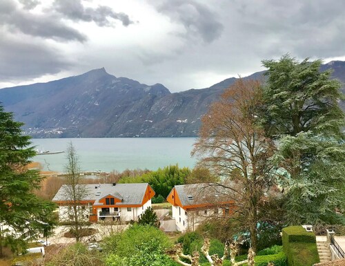 Apartment T4 Christina, panoramic view of the lake, near the city center, fully equipped.