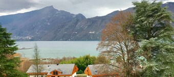 Appartement avec terrasse et vue panoramique sur le lac, proche centre ville
