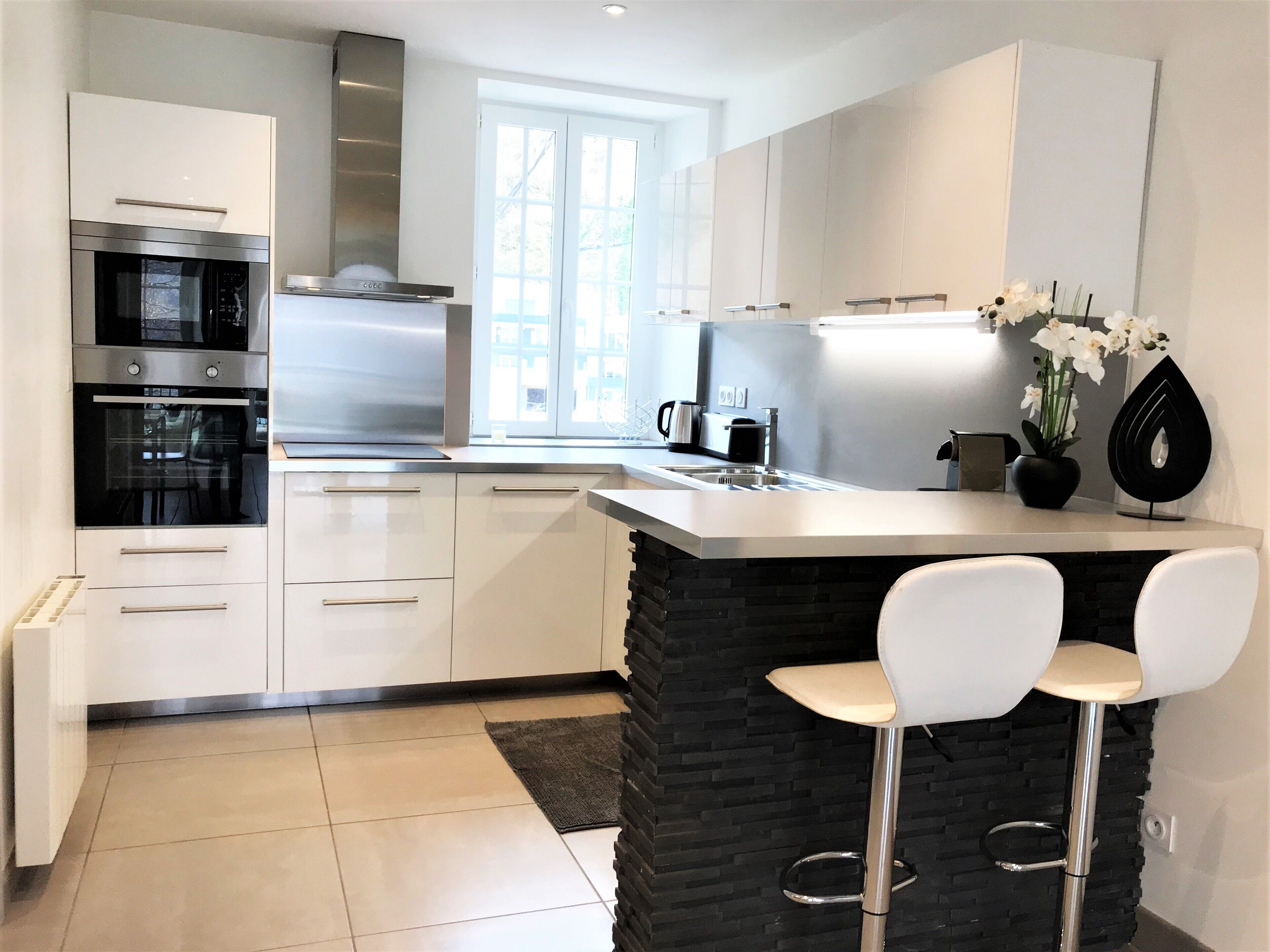 Coffee/tea maker, fridge, microwave, oven