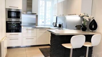 Coffee/tea maker, fridge, microwave, oven