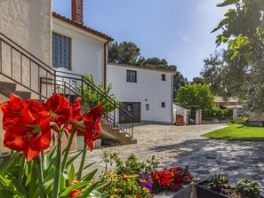 Property grounds - Beautiful apartment for 6 people with A/C, WIFI, TV and terrace (Banjole)