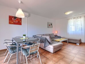 Televisión y chimenea 