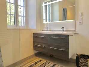 シャワー、ヘアドライヤー、タオル