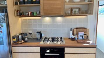 Fridge, oven, dishwasher, coffee/tea maker