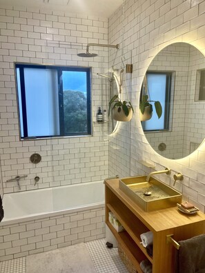 Baignoire et douche séparées, sèche-cheveux, bidet, serviettes fournies
