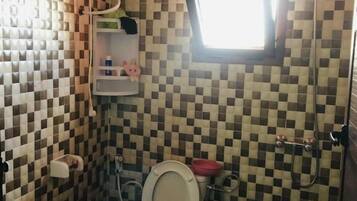 Family Apartment | Bathroom | Shower, free toiletries, towels