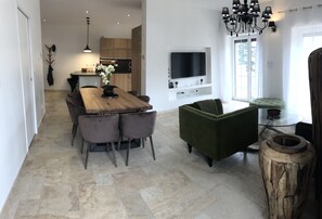 Interior - Very nice 2 bedroom air-conditioned loft with lake view, landscaped garden, private parking. (Aix-les-Bains)