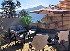 Terrace/patio - Very nice 2 bedroom air-conditioned loft with lake view, landscaped garden, private parking. (Aix-les-Bains)