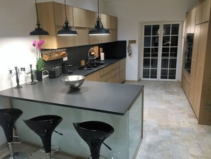 Private kitchen - Very nice 2 bedroom air-conditioned loft with lake view, landscaped garden, private parking. (Aix-les-Bains)