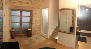 Interior - Very nice 2 bedroom air-conditioned loft with lake view, landscaped garden, private parking. (Aix-les-Bains)