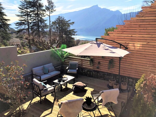 Terrace/patio - Very nice 2 bedroom air-conditioned loft with lake view, landscaped garden, private parking. (Aix-les-Bains)