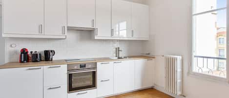 ثلاجة، فرن، ماكينة لصنع القهوة/الشاي، محمصة خبز