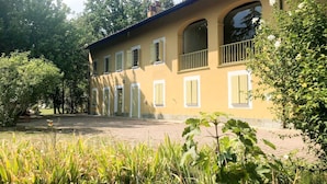 A two-story building with a yellow facade, multiple windows with shutters, and a balcony. - Wonderful private villa for 12 guests with WIFI, private pool, TV, terrace and pets allowed (Valfenera)