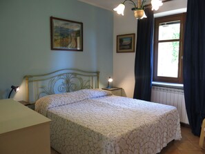 1 bedroom, travel cot, free WiFi