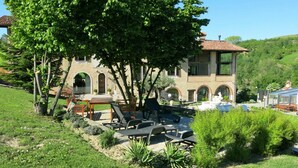 A villa with a garden, outdoor seating, and a fountain. - Wonderful  villa for 4 guests with WIFI, pool, TV, terrace and pets allowed (Cigliè)