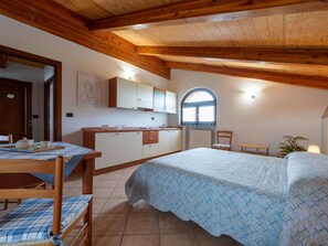 2 bedrooms, travel crib, free WiFi