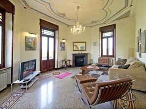 Téléviseur, foyer, lecteur de DVD