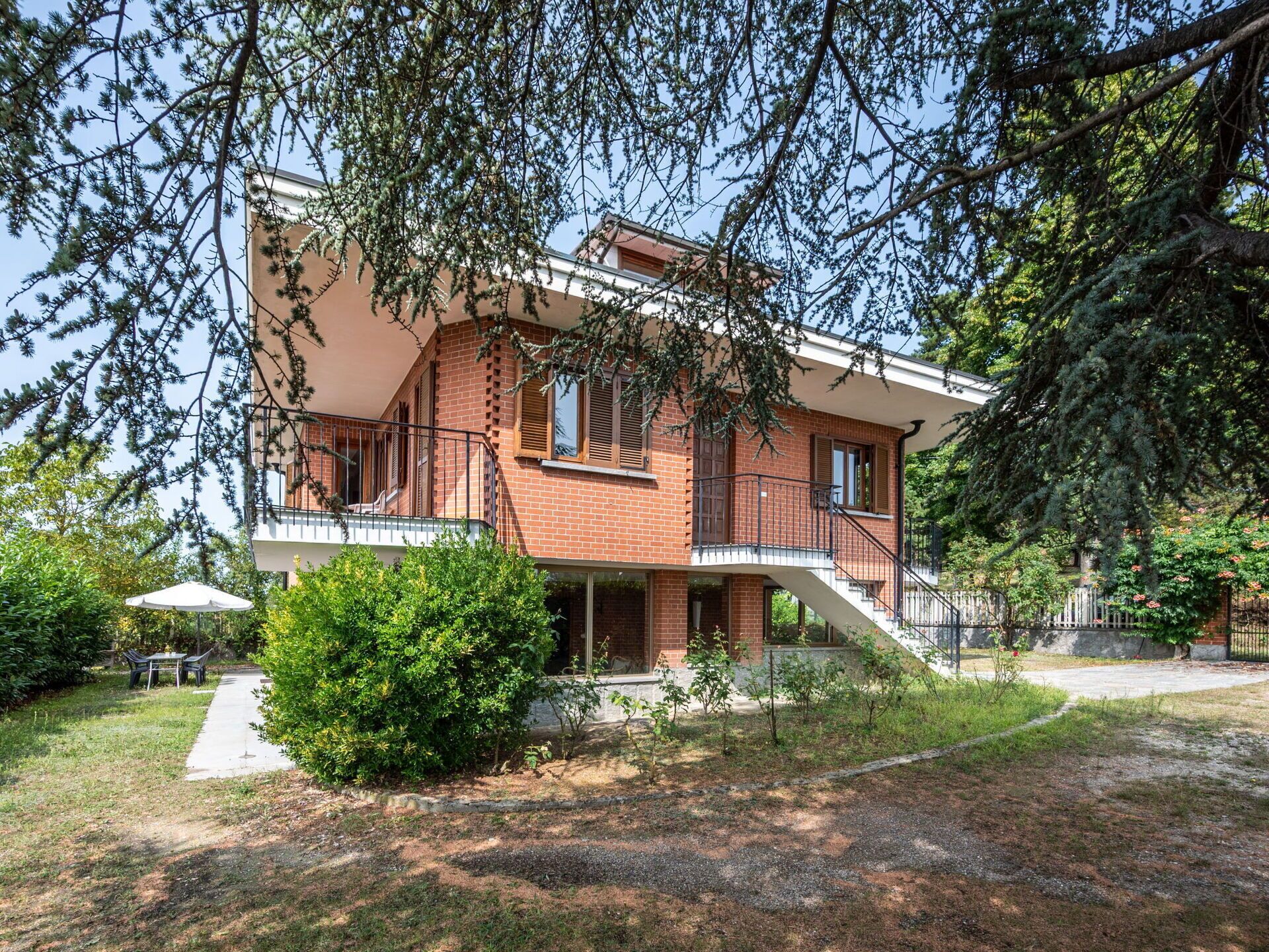 Pflanze, Gebäude, Eigentum, Fenster, Himmel, Haus, Baum, Grundstueck, Hütte, Wohngebiet