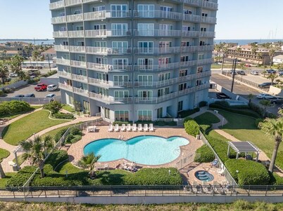 Aquarius 201 - Renovated 2 bed / 1.5 Bath Beach Condo with bay view!!!