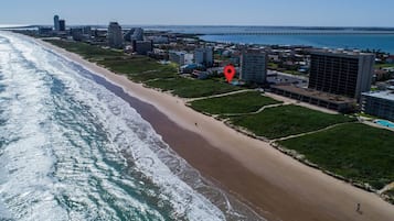Plage, chaises longues, serviettes de plage