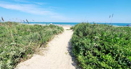 Aquarius 201 - Renovated 2 bed / 1.5 Bath Beach Condo with bay view!!!