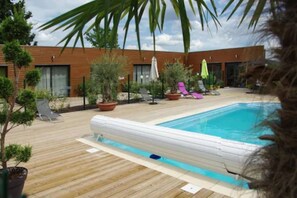 Seasonal outdoor pool - Les Abris du Chateau (Mer)