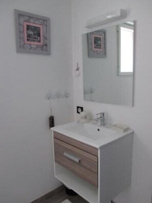 Double Room | Bathroom | Shower, free toiletries, towels